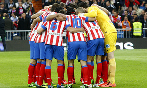 Temporada 12/13. Final Copa del Rey 2012-13. Real Madrid - Atlético de Madrid. Los once titulares se abrazan antes del comienzo del partido.